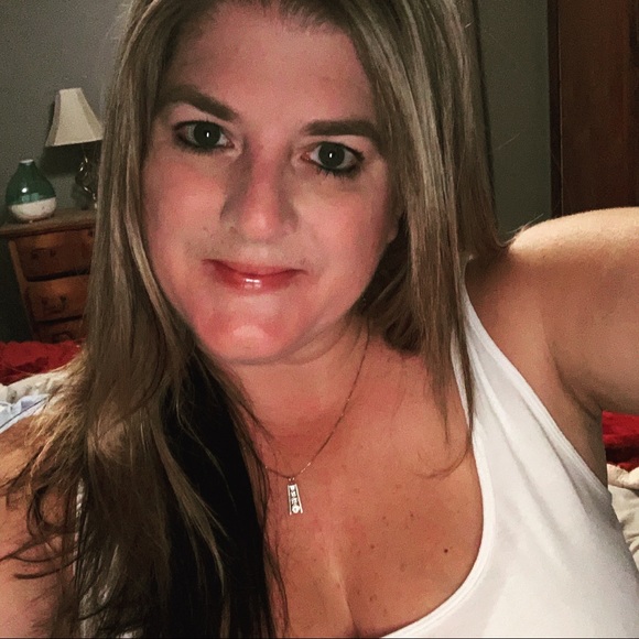 Profile Picture of Linda Barden (@agilesalsa) on Poshmark