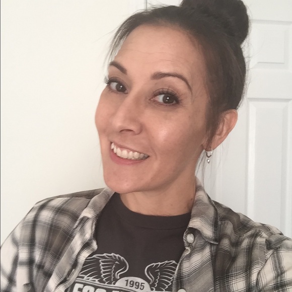 Profile Picture of Lori Leaman-fay (@lorleafa14) on Poshmark
