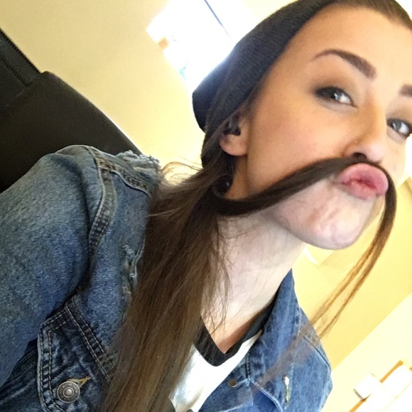 Profile Picture of Maraina Roskey (@marainar) on Poshmark