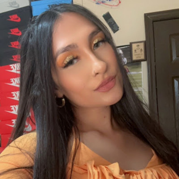 Profile Picture of Samantha l. Wiedemann (@wiedemannsamm98) on Poshmark