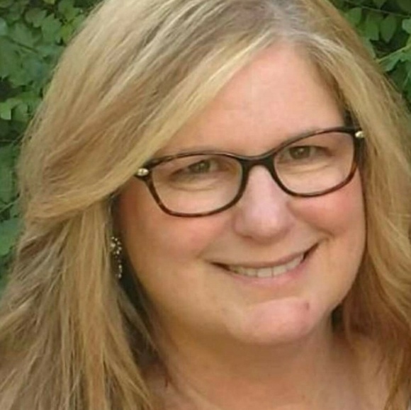 Profile Picture of Debrs Valtin (@dvaltin) on Poshmark