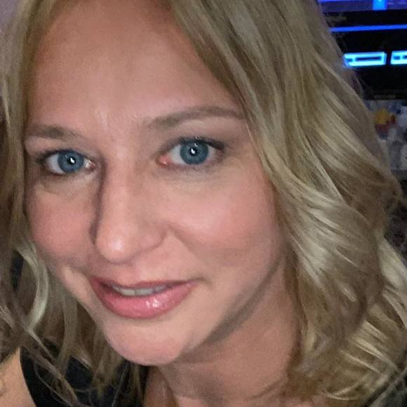 Profile Picture of Lori Blaker (@loriblaker) on Poshmark