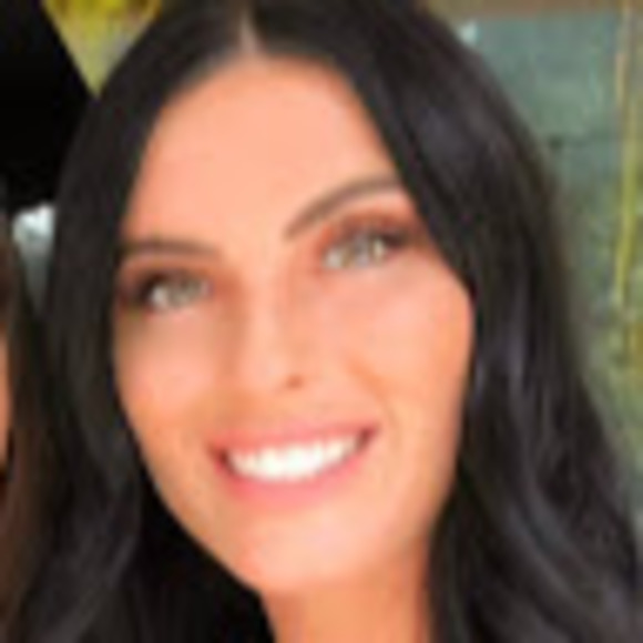 Profile Picture of Rhea Giannuzzi (@rheagiannuzzi) on Poshmark