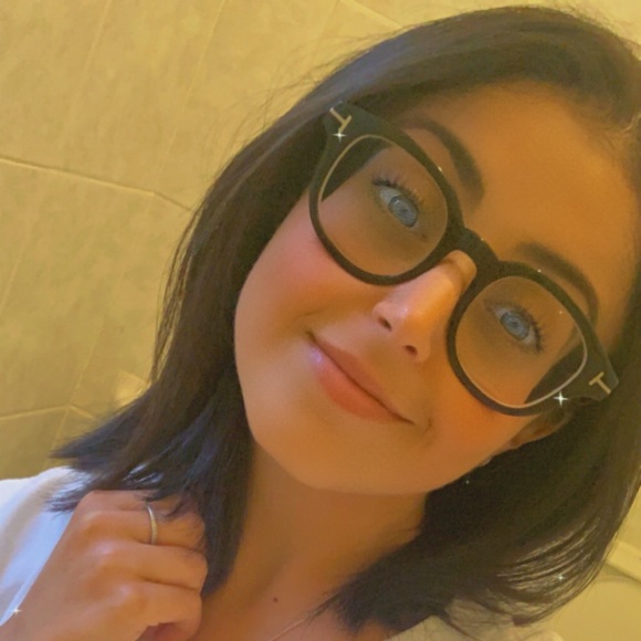 Profile Picture of Jessica Issa (@jesstiferr) on Poshmark
