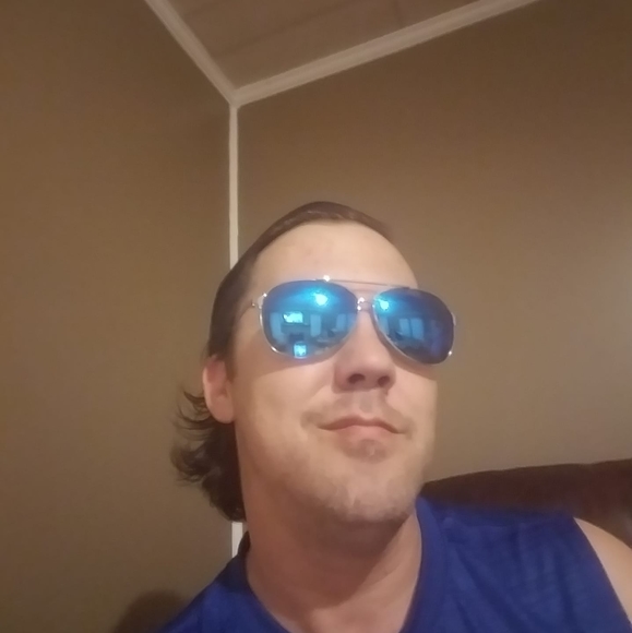 Profile Picture of Matthew Steverson (@statelineesto) on Poshmark