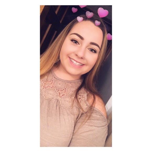 Taylor Liebenow - Poshmark Profile Picture of Taylor Liebenow (@taylorliebenow) on Poshmark