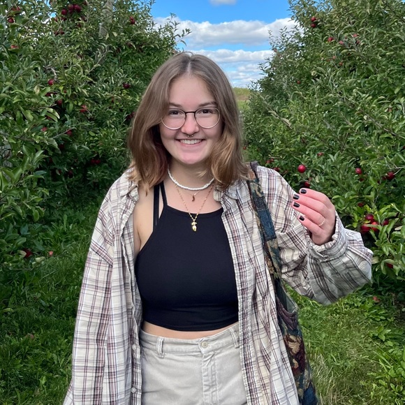 Profile Picture of Claudia Tenelshof (@claudiatenel) on Poshmark