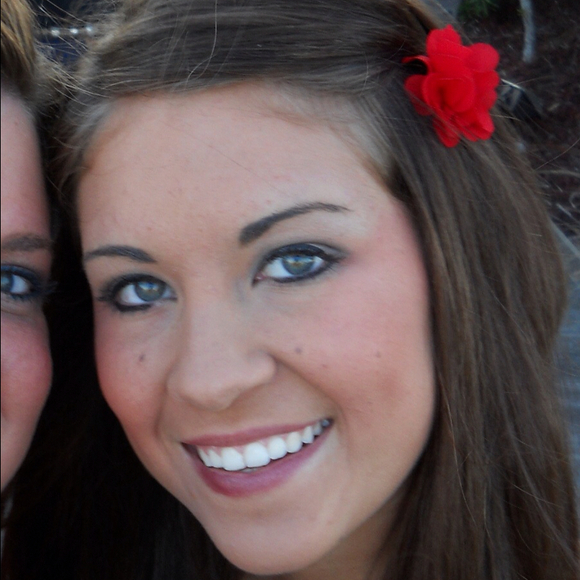 Profile Picture of Samantha Linhoff (@sassysammi) on Poshmark