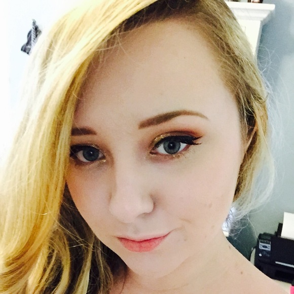 Profile Picture of Carly Sampson (@carly_baggins) on Poshmark