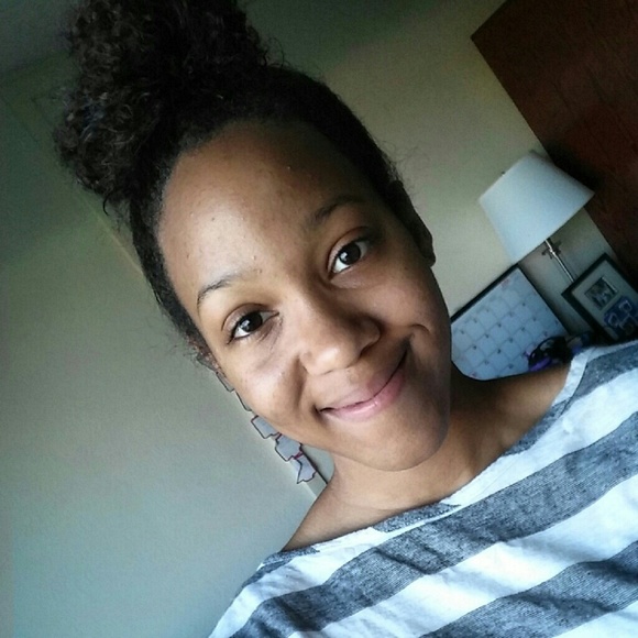 Profile Picture of Sydney Rollins (@sydneyrrrrrrrr) on Poshmark