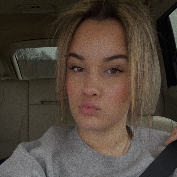 Profile Picture of Alexa Taylor (@alexataylor244) on Poshmark