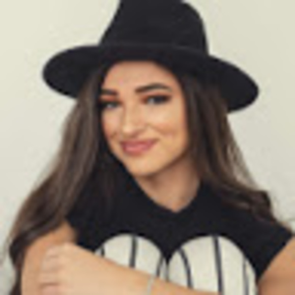 Profile Picture of Ivy Phillips (@musicalbeauty10) on Poshmark