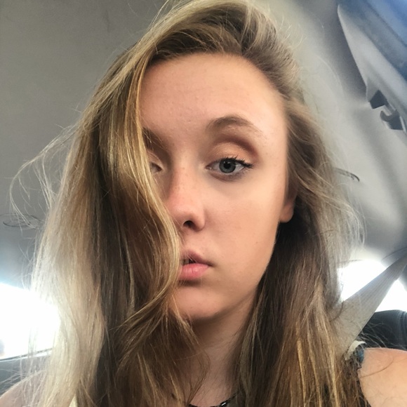 Profile Picture of Alisse Lagger (@aalisseyy) on Poshmark