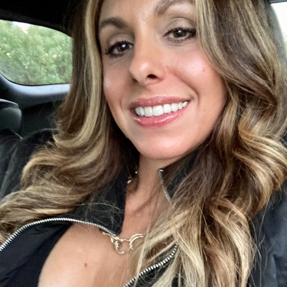 Profile Picture of Gina Stefanelli-moore (@ginsm79) on Poshmark
