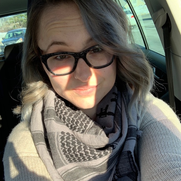 Profile Picture of Danielle Henrich-brochu (@dhenrichbrochu) on Poshmark