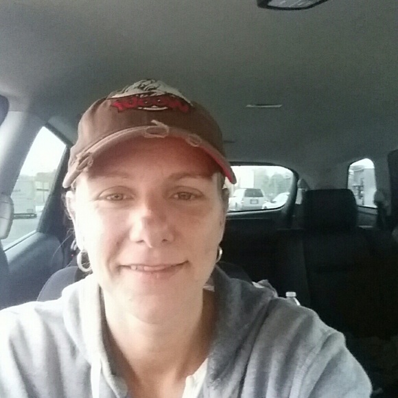Profile Picture of Amy Wimberly (@laynamama) on Poshmark