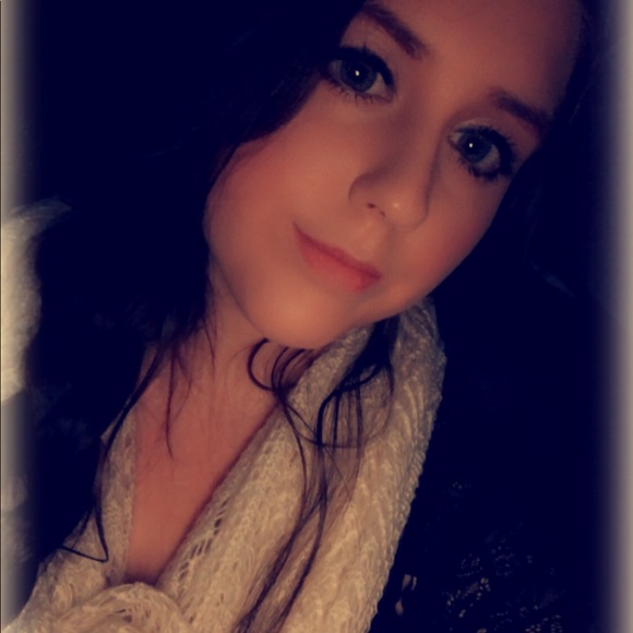 Profile Picture of Ryann Eidsness (@eliry) on Poshmark