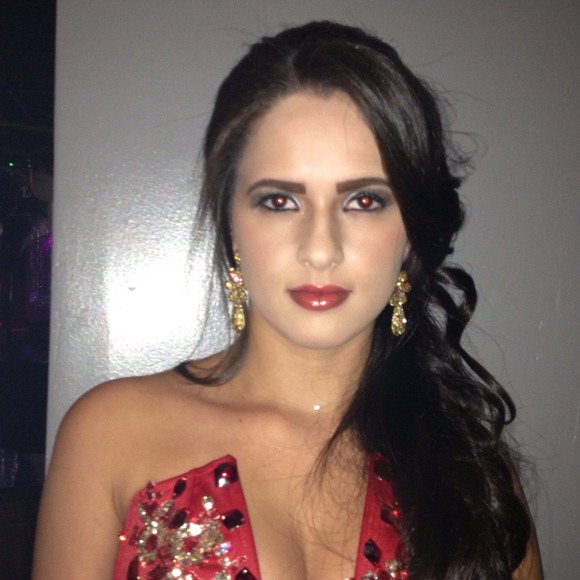 Profile Picture of Isabele Oliveira (@beloliveira) on Poshmark