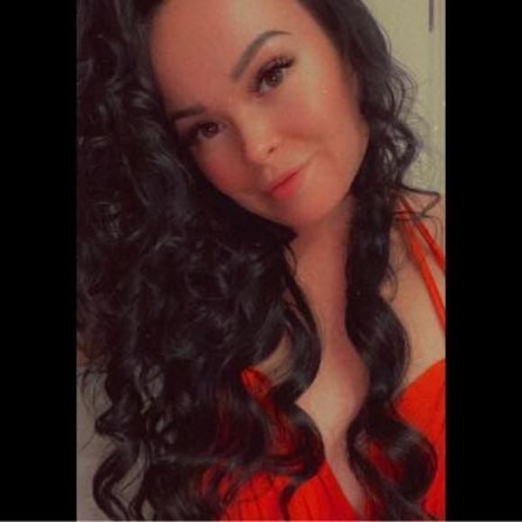 Profile Picture of Carly Watts (@carlywatts571) on Poshmark