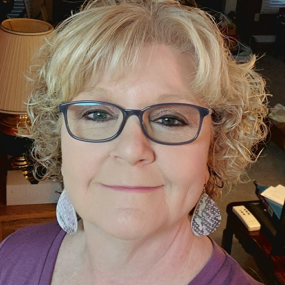 Profile Picture of Lora Arnold (@loraarnold) on Poshmark