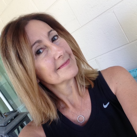 Profile Picture of Laurie Connor (@connorla) on Poshmark