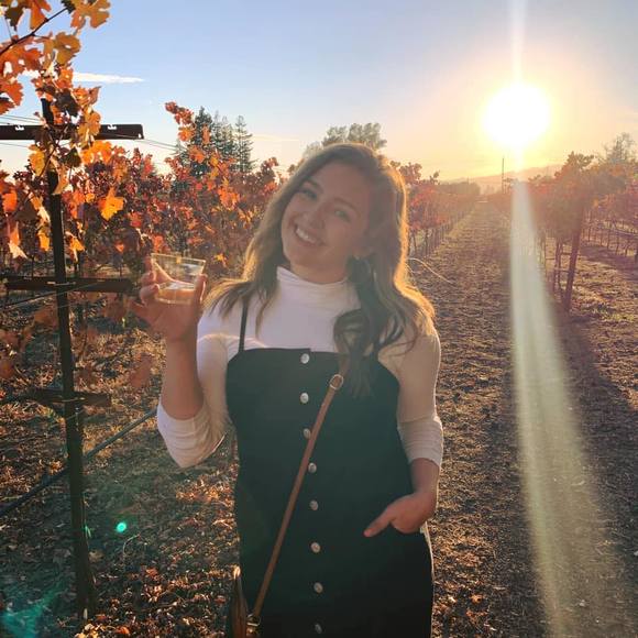 Profile Picture of Julia Naranjo (@julianaranjo95) on Poshmark