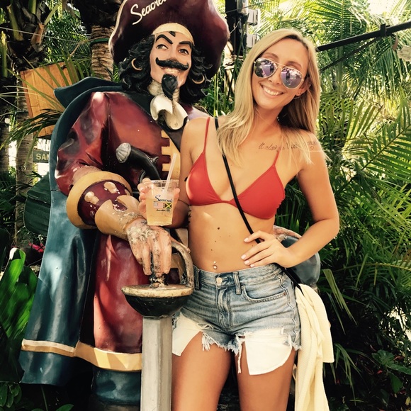 Profile Picture of Grace Kloby (@grayyycee) on Poshmark