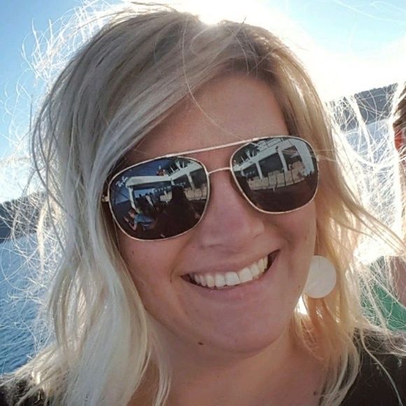 Profile Picture of Lauren Fredell (@ldfredell) on Poshmark