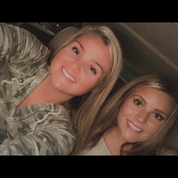 Profile Picture of Taylor Gunter (@taylorgunter98) on Poshmark