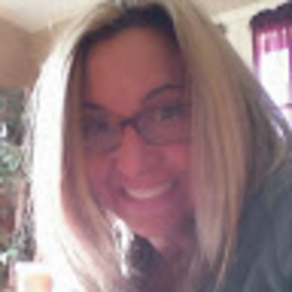 Profile Picture of Sharon Warner (@schmoopi7) on Poshmark