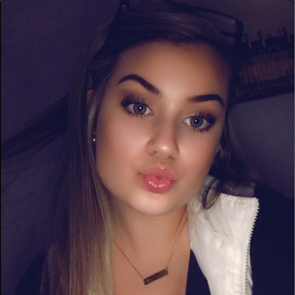 Profile Picture of Kylee Bertholomey (@ky_1018) on Poshmark
