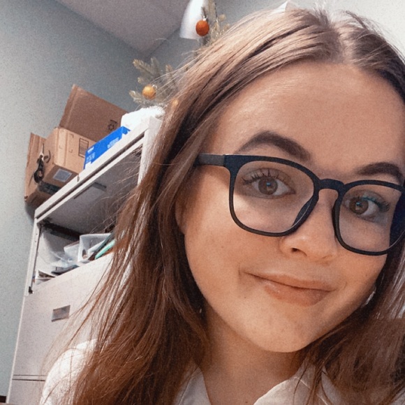 Olivia Syverson - Poshmark Profile Picture of Olivia Syverson (@osimon651) on Poshmark