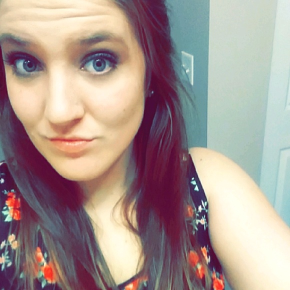 Profile Picture of Bree Beck (@kindaobvious) on Poshmark