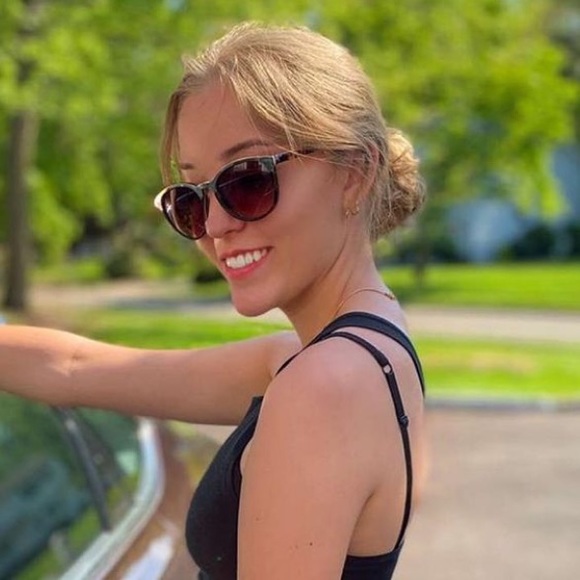 Profile Picture of Terri Drasner (@terri_yuhurd) on Poshmark