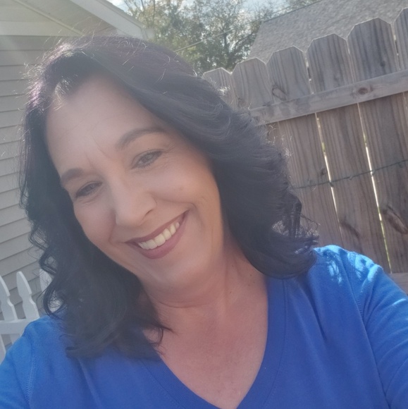 Profile Picture of Amy Loscher (@amyloscher) on Poshmark