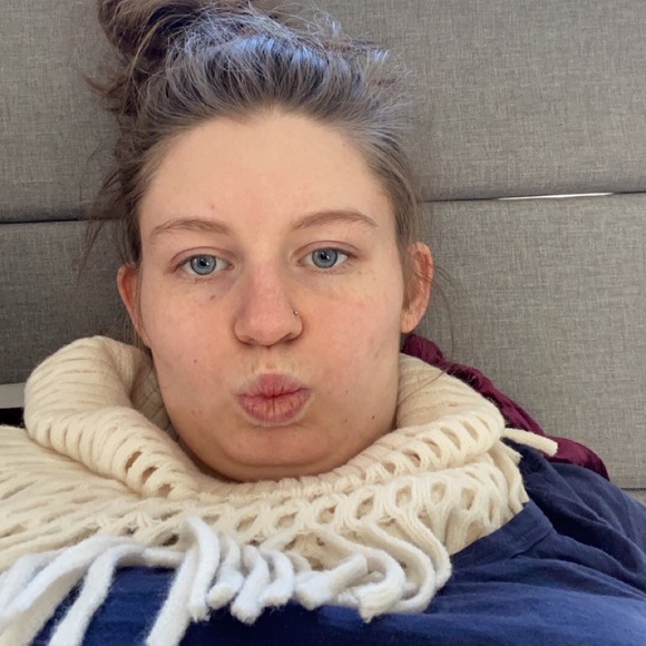 Profile Picture of Ali Misiewicz (@alimisiewicz) on Poshmark