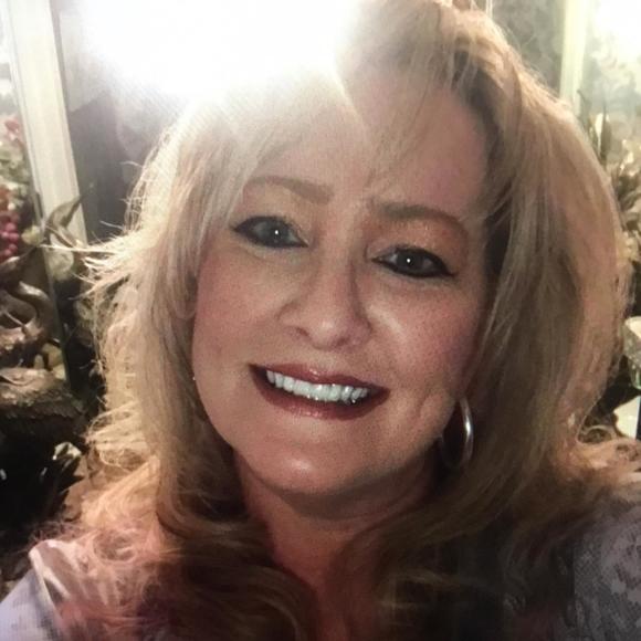 Profile Picture of Janet Holloman (@janetholloman1) on Poshmark