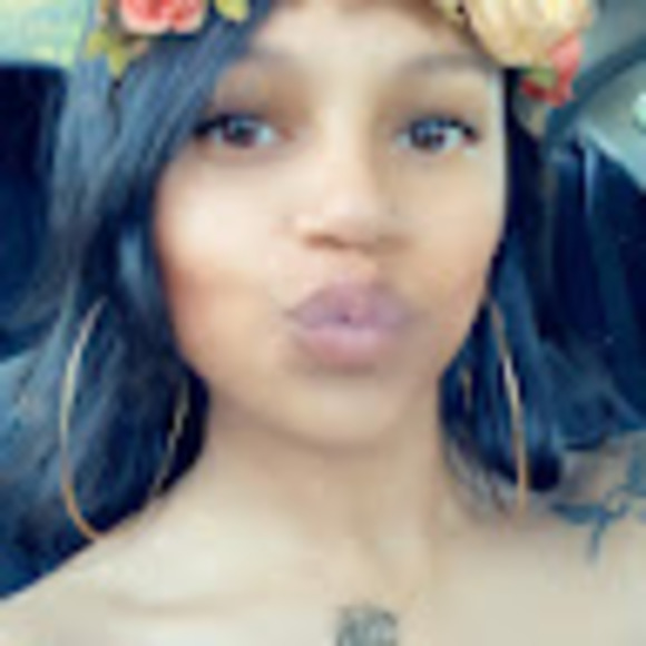 Profile Picture of Charlotte Singleton (@charsing52491) on Poshmark