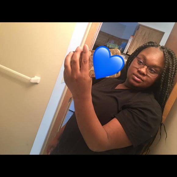 Profile Picture of Mikaela Klyce (@mikaelaklyce) on Poshmark