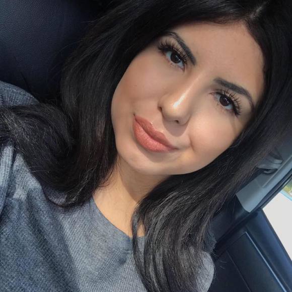 Profile Picture of Victoria Botello (@bictorya) on Poshmark