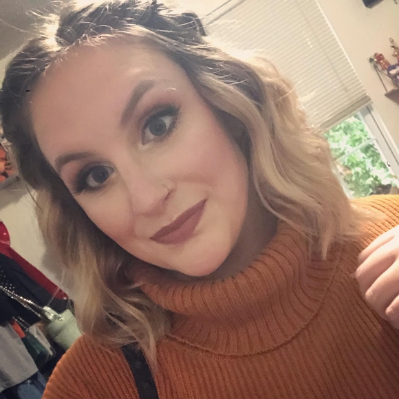 Profile Picture of Amanda Rotteck (@amandarotteck) on Poshmark