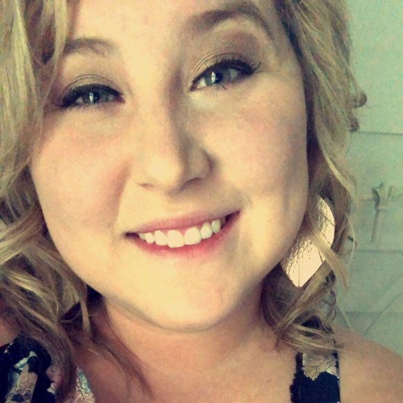 Profile Picture of Sara Drewery (@drewersn) on Poshmark