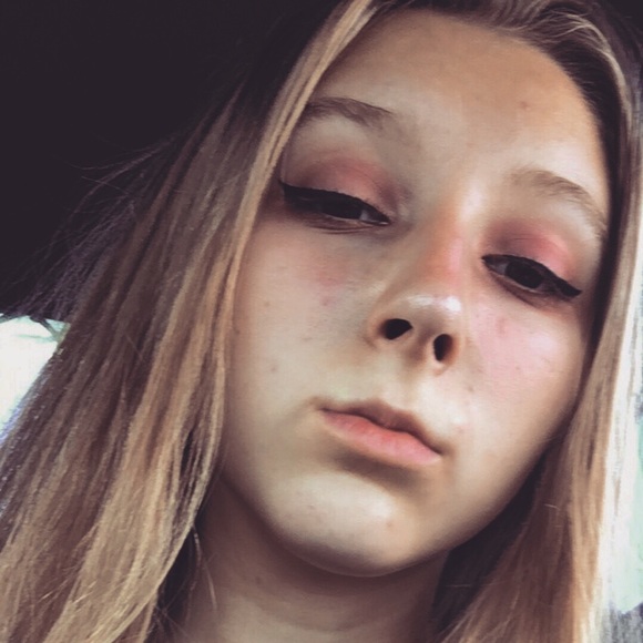 Profile Picture of Nicole Bellefeuille (@honey_nicole) on Poshmark