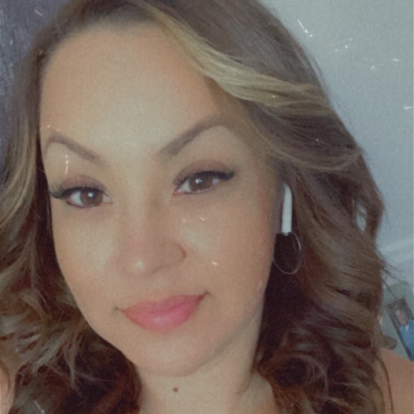 Profile Picture of Kelly Borrego (@kellyjborrego) on Poshmark