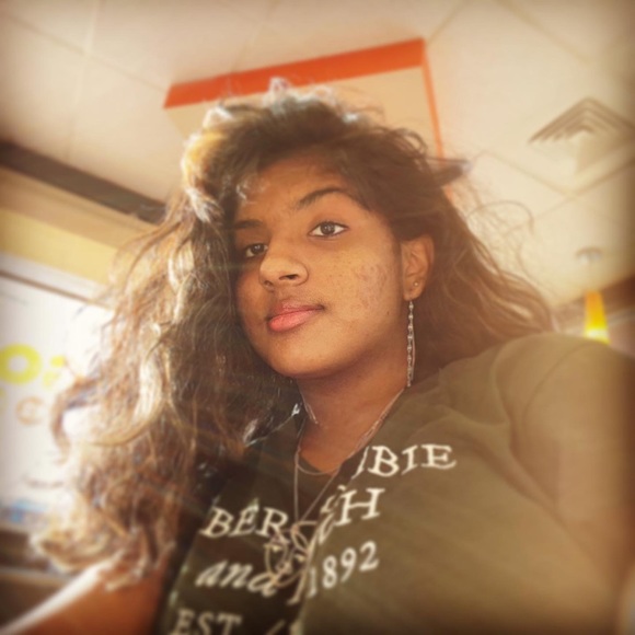 Profile Picture of Arianna Nabbie (@purplepeoplezzz) on Poshmark