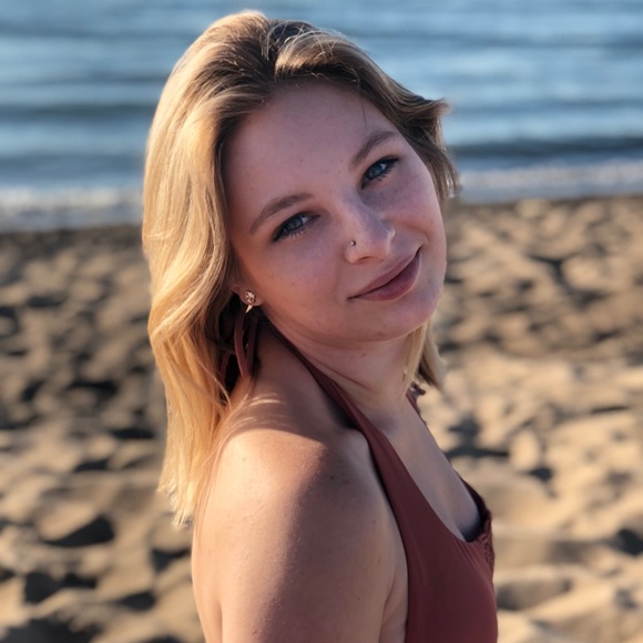 Profile Picture of Brianne Larson (@brnnlarson) on Poshmark