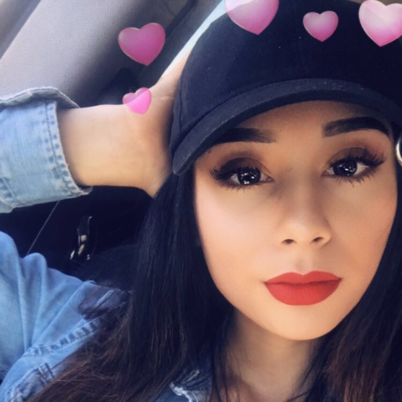 Profile Picture of Stephanie Santacruz (@stephanie_o20) on Poshmark