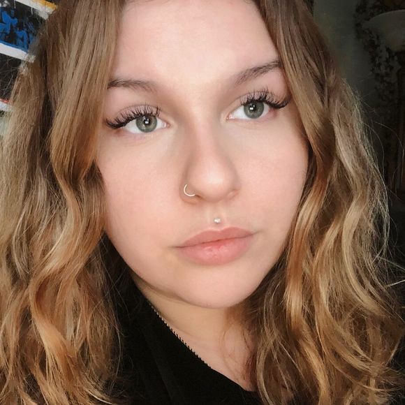 Profile Picture of Elizabeth Pietropaolo (@emullenhour) on Poshmark