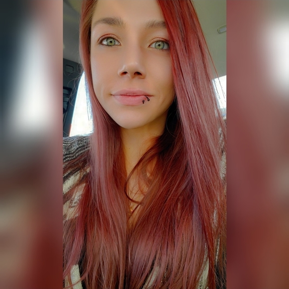 Profile Picture of Elizabeth Hinkemeyer (@ehinkemeyer) on Poshmark