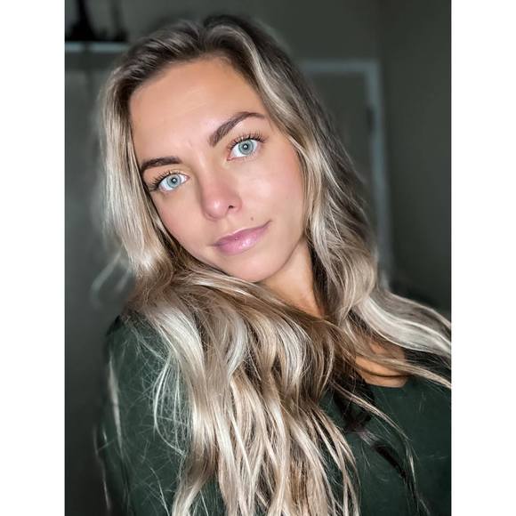 Profile Picture of Kaydee Froberg (@kaydeefroberg) on Poshmark